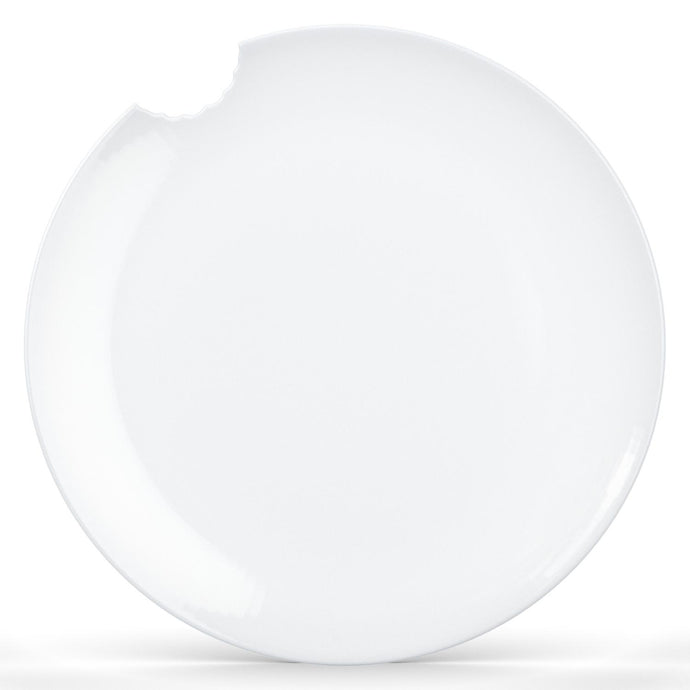 Set of two premium porcelain dinner plates in white with a 'bite mark' cutout at the edge. Dishwasher and microwave safes plate with a 11 inch diameter. From the TASSEN product family of fun dishware by FIFTYEIGHT Products. Made in Germany according to environmental standards.