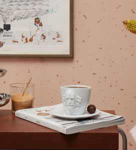 Premium porcelain coffee cup with saucer in white with sculpted William Shakespeare face. Dishwasher and microwave safe cup at 8.7 oz capacity. From the TALENT product family of cups dedicated to creative geniuses by FIFTYEIGHT Products.